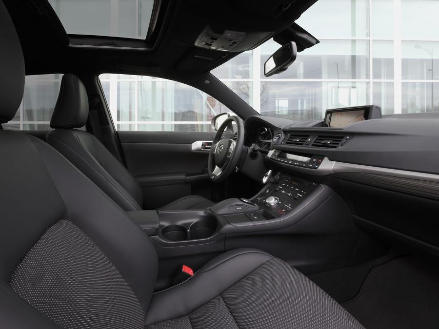  Lexus CT200h F-Sport 2011 года  (EU) (фото 13 из 16)